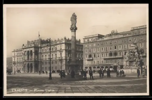 AK Trieste, Piazza Unità d`Italia con colonne e edifici storici