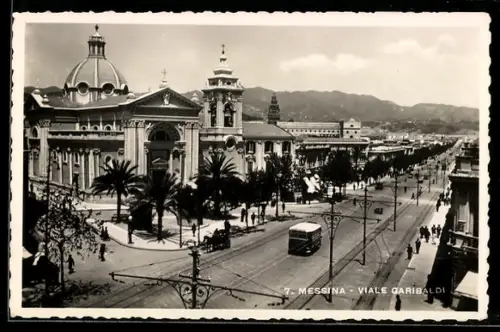 AK Messina, Viale Garibaldi con tram e chiesa imponente