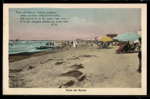 AK Forte dei Marmi, Spiaggia con ombrelloni colorati e bagnanti sullo sfondo del molo e mare azzurro
