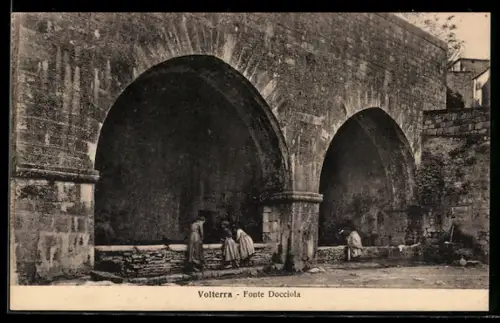 AK Volterra, Fonte Docciola con persone sotto archi di pietra