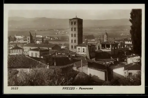 AK Arezzo, Panorama della città con torri e tetti storici