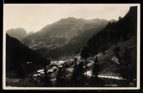 AK Andraz, Veduta panoramica delle montagne e del villaggio alpino