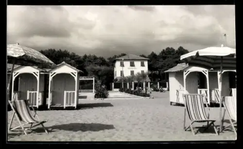 AK Forte dei Marmi, Spiaggia con cabine e sedie a sdraio davanti alla Pensione Villa Maria