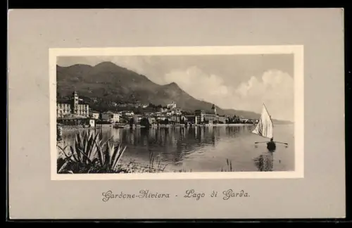 AK Gardone-Riviera /Lago di Garda, Veduta del paese con barca a vela in primo piano
