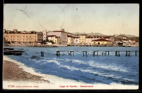 AK Desenzano /Lago di Garda, Veduta della città e del lago con spiaggia e pontile