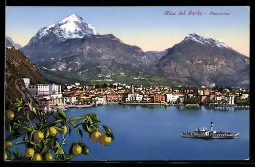 AK Riva del Garda, Panorama con vista sul lago e montagne innevate, barca a vapore in primo piano