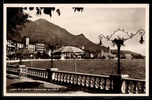 AK Gardone Riviera /Lago di Garda, Lungolago con lampioni decorativi e ombrelloni