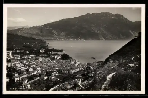 AK Riva /Lago di Garda, Panorama con vista sul lago e montagne sullo sfondo