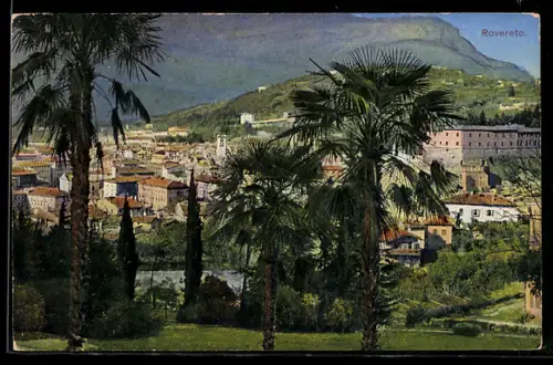 AK Rovereto, Vista panoramica con palme e città sullo sfondo