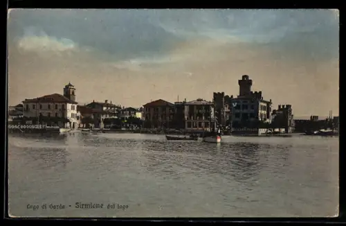 AK Sirmione /Lago di Garda, Vista del lago con edifici storici e barche