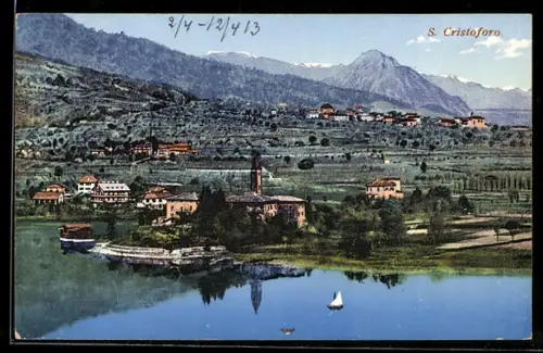 AK San Cristoforo al Lago, Veduta panoramica del villaggio e lago alpino con montagna sullo sfondo