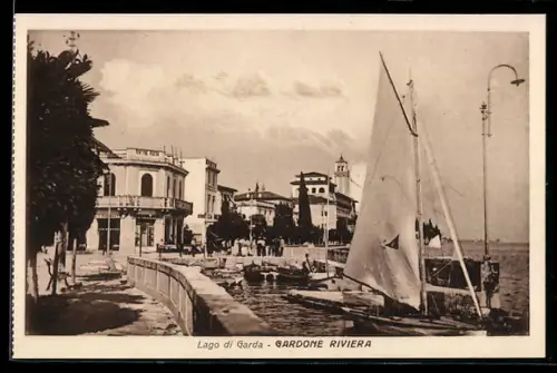 AK Gardone Riviera /Lago di Garda, Barche a vela lungo la passeggiata