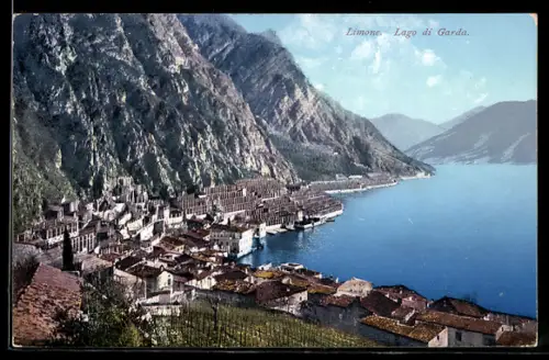 AK Limone /Lago di Garda, Veduta panoramica del paese e del lago con montagne sullo sfondo