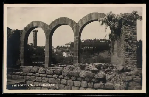 AK Fiesole, Terme Romane con archi e paesaggio collinare sullo sfondo