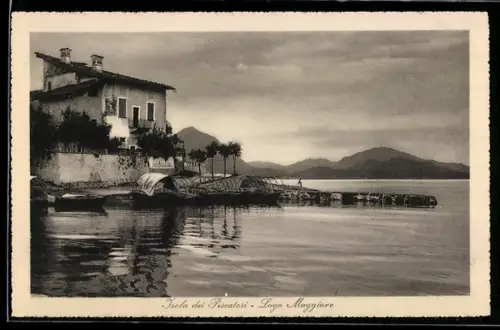 AK Isola dei Pescatori /Lago Maggiore, Veduta panoramica con casa e molo sul lago