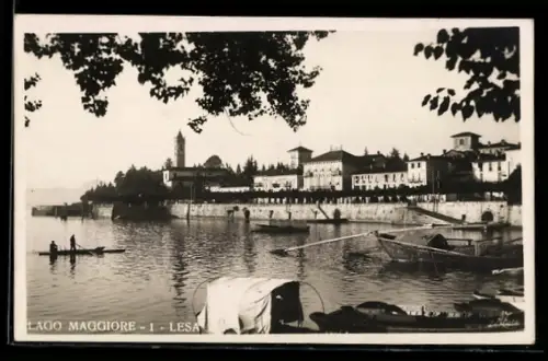 AK Lesa /Lago Maggiore, Vista panoramica con barche e case lungo la riva