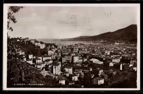 AK La Spezia, Panorama della città con vista sul mare