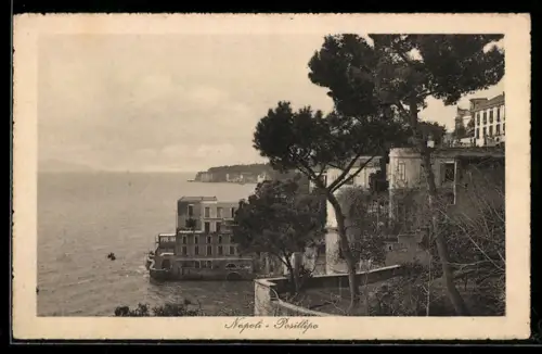 AK Napoli, Posillipo, Vista del lungomare con edifici e alberi sullo sfondo del mare