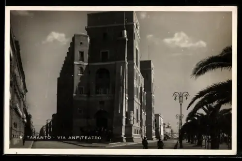 AK Taranto, Via Anfiteatro con edifici storici e palme