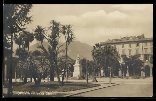 AK La Spezia, Piazza Chiodo con statue e palme