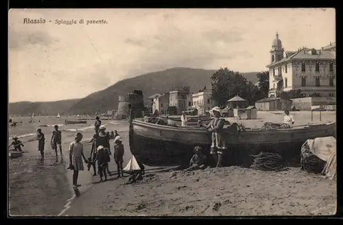 AK Alassio, Spiaggia di ponente con barche e bambini sulla riva