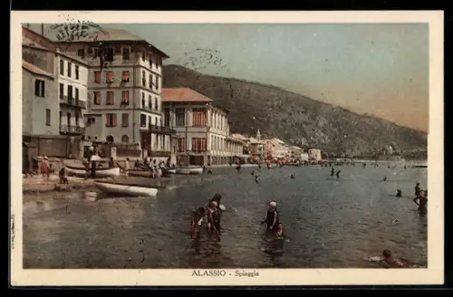AK Alassio, Spiaggia con bagnanti e edifici sul lungomare