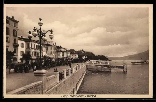 AK Intra /Lago Maggiore, Vista sul lungolago con lampioni e passeggiata