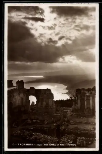 AK Taormina, Teatro Greco notturno con vista sul mare e cielo nuvoloso