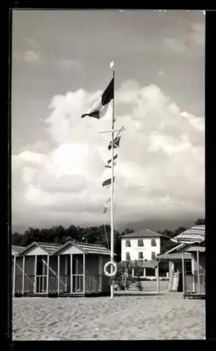 AK Forte dei Marmi, Pensione Villa Maria, Lungomare 110, Spiaggia con cabine e bandiere al vento