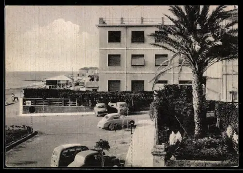 AK San Vincenzo /Livorno, Vista sul mare e auto davanti all`Albergo Ristorante Il Moderno