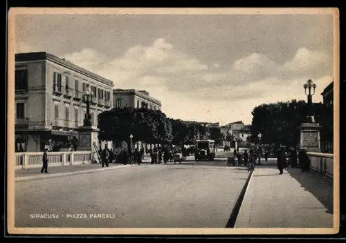 AK Siracusa, Piazza Pancali con persone e veicoli