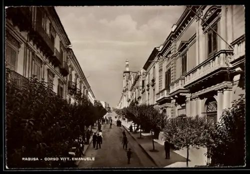 AK Ragusa, Corso Vittorio Emanuele mit Gebäuden und Fussgängern