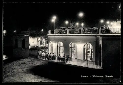 AK Formia, Ristorante Quercia di notte con auto parcheggiate sul tetto