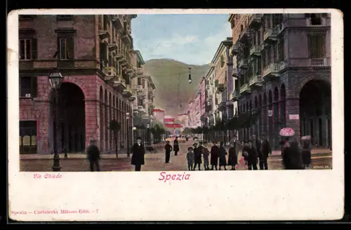 AK Spezia, Via Chiodo con passanti e palazzi storici