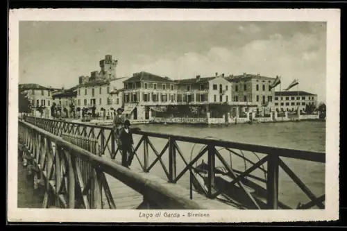 AK Sirmione /Lago di Garda, Veduta del ponte e edifici storici sullo sfondo