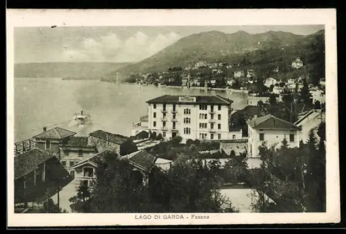 AK Fasano /Lago di Garda, Veduta del lago con edifici storici e barca a vela