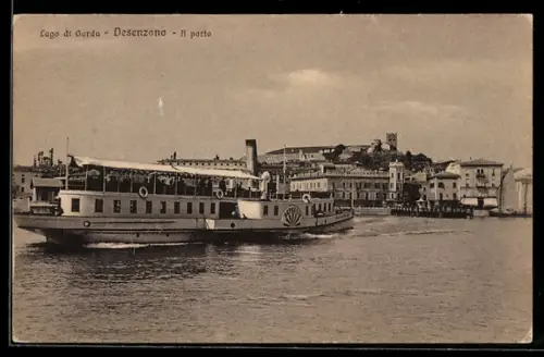 AK Desenzano /Lago di Garda, Il porto con battello in primo piano