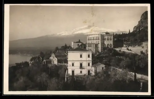 AK Taormina, Vista sull`Etna con edifici storici in primo piano