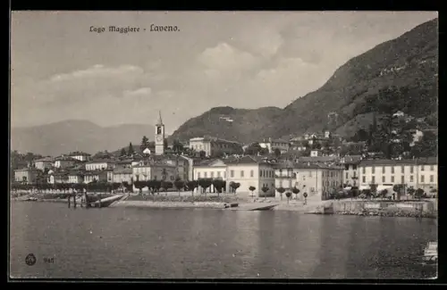 AK Laveno /Lago Maggiore, Panorama del lungolago con edifici storici e montagne sullo sfondo