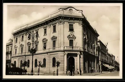 AK Brindisi, Banco di Napoli con persone sul marciapiede e cielo nuvoloso