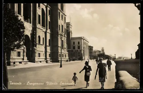 AK Taranto, Lungomare Vittorio Emanuele mit Spaziergängern