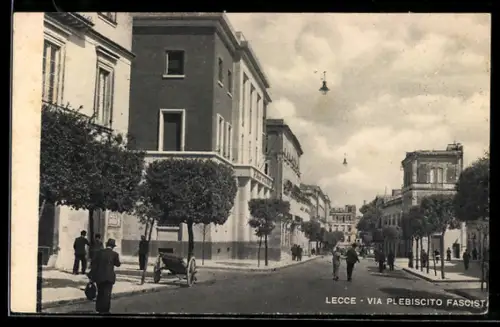 AK Lecce, Via Plebiscito Fascisti con passanti e edifici storici