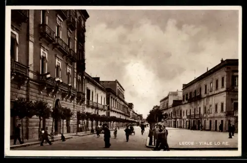 AK Lecce, Viale Lo Re con passanti e edifici storici