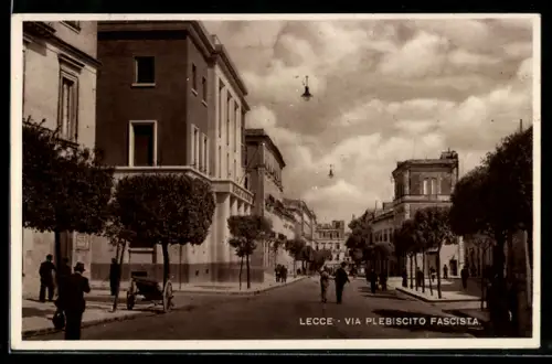 AK Lecce, Via Plebiscito Fascista con passanti e edifici storici