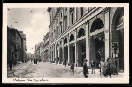 AK Bologna, Via Ugo Bassi con passanti e tramways