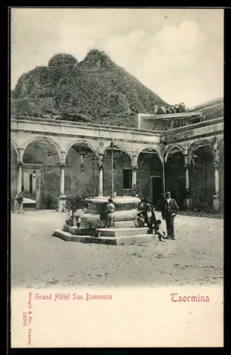 AK Taormina, Grand Hôtel San Domenico con cortile e montagne sullo sfondo