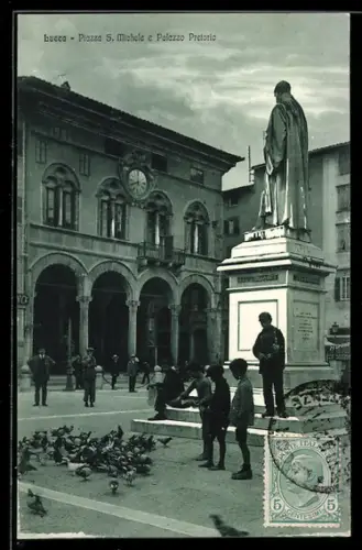 AK Lucca, Piazza S. Michele e Palazzo Pretorio mit Statue und Menschen im Vordergrund