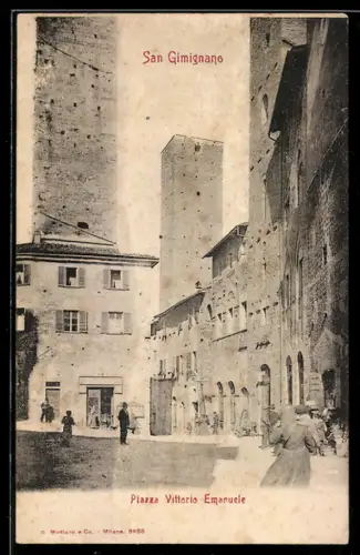 AK San Gimignano, Piazza Vittorio Emanuele mit Türmen und Menschen im Alltag