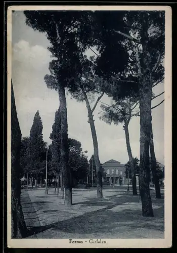 AK Fermo, Girfalco con alberi alti e sentiero