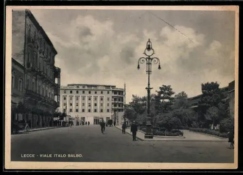 AK Lecce, Viale Italo Balbo con lampioni e passanti